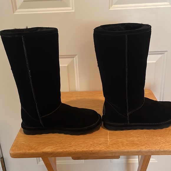 Ladies size 5 BearPaw black lined flat boot.  EUC - Picture 1 of 17